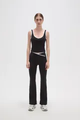 Musculosa deportiva al cuerpo de poliamida, color negro con detalles de ribete blanco en el cuello y los breteles anchos.