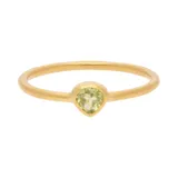 Anillo de plata 925 bañada en oro 18k con una piedra peridoto engarzada en forma de gota.
