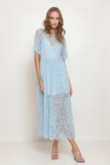 Vestido midi celeste de encaje con mangas cortas y forro interior.
