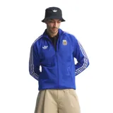 Campera deportiva Adidas Originals de la Selección Argentina, color azul con las icónicas tres tiras blancas en las mangas. Presenta cuello alto, cierre frontal completo, logo del trébol de Adidas en el pecho derecho y escudo de la AFA en el pecho izquierdo.