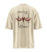 Remera de manga corta color beige natural, corte relajado, con un gran estampado gráfico en la espalda que incluye texto en negro y un diseño central de alas estilizadas en color rojo oscuro.