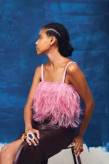 Top de tirantes finos con diseño de capas de flecos en color azul eléctrico.