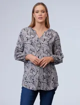 Blusa estampada con cuello a la base, escote en V y abertura con botones. Manga ¾ con puño elastizado.