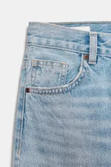 Jeans de mujer tiro alto, color celeste claro lavado, con cinco bolsillos y pierna extra ancha y larga.