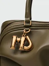 Cartera tipo bauletto color verde oliva, con diseño estructurado, cierre superior con cremallera y herrajes metálicos dorados. Incluye asas cortas y una correa larga ajustable para llevar al hombro o cruzada.