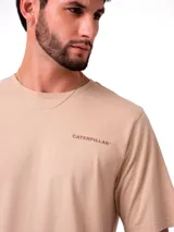 Remera de manga corta y cuello redondo color beige, con logo de la marca estampado en el pecho y etiqueta en el dobladillo.