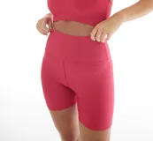 Calza short deportiva fucsia de lycra acanalada.