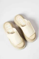 Sandalias doradas con plataforma track negra.