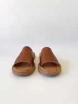 Sandalias bajas de cuero color marrón con suela de yute. Fabricadas en Uruguay.