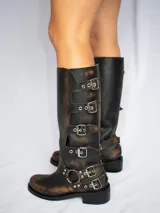 Botas de cuero negro de caña alta con múltiples correas con hebillas plateadas y suela de goma.