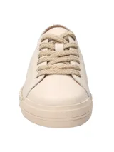 Sneaker de cuero vacuno color beige con textura granulada, cordones al tono y suela combinada con detalle de yute trenzado y puntera de goma.