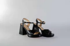 Sandalias rojas de cuero con plataforma y taco cuadrado.