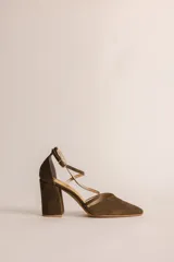 Zapato de taco alto azul oscuro, confeccionado en gamuza, con diseño de punta fina, escote en V y tiras cruzadas en diagonal con hebilla ajustable en el tobillo.