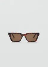 Gafas de sol con marco de diseño cuadrado en estampado carey y cristales oscuros.