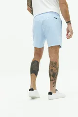 Short de baño con estampado floral en tonos azules, cintura elástica con cordón ajustable, bolsillos laterales y bolsillo trasero.