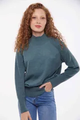 Sweater de punto color verde azulado, con cuello alto y mangas largas.