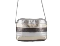 Bandolera plateada con franjas horizontales en tonos plateado, dorado y marrón. Tiene correa larga regulable y bolsillo interior.