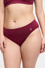 Bombacha tipo culotteless de microfibra sin costuras, con tiro bajo y cintura elástica. Presenta un diseño minimalista con un pequeño logo estampado en el frente.