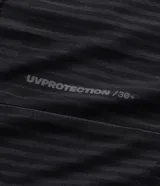 Remera deportiva de manga corta y cuello redondo, color celeste, con tecnología dry y detalles reflectantes en los hombros.