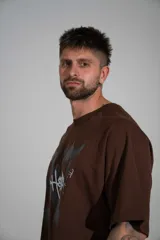 Remera boxy marrón de algodón elastizado con diseño estampado frontal estilo urbano.