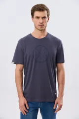 Remera de manga corta con estampa central tono sobre tono de inspiración vintage, cuello redondo y corte clásico.