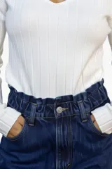 Pantalón de jean azul de corte recto y tiro alto, con cintura elástica tipo paperbag y cierre frontal con botón y cremallera.