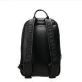 Mochila Tiffosi de cuero sintético negro con diseño acolchado hexagonal estilo balón, bolsillo frontal con cierre y detalle de logo metálico en la parte inferior.