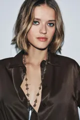 Collar plateado con cadena de eslabones y dije colgante en forma de bote.