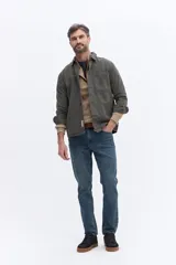 Sobrecamisa de canvas resistente con efecto lavado, de estructura firme y manga larga, ideal para media estación.