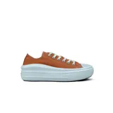 Championes urbanos Converse Chuck Taylor con plataforma, color ladrillo y cordones blancos.