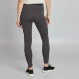 Calza deportiva larga color gris.