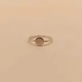 Anillo tipo sello con mesa circular lisa, confeccionado en plata 925 con acabado pulido.