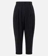 Pantalón de sastrería corte carrot, color negro con rayas verticales blancas. Presenta pinzas frontales, cintura con pasantes y bajo ajustado.
