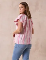 Blusa Cupio de lino estampado a rayas rosas y blancas, con escote en V y aplique de crochet en el frente. Tiene mangas cortas amplias.