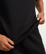 Remera deportiva de cuello redondo y manga corta, confeccionada con tecnología Dry para mayor transpirabilidad y control de la humedad. Presenta un diseño minimalista y funcional, ideal para actividades físicas.
