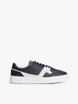 Zapatillas de tenis Tommy Hilfiger de corte bajo, confeccionadas en piel napa color azul marino con paneles laterales en contraste color blanco. Presentan cierre con cordones, suela de goma blanca y logo de la marca grabado en el lateral y el talón.