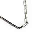 Collar plateado con cadena de eslabones rectangulares y cadena de strass negros.