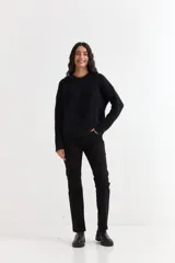 Sweater de punto con acabado brillante de lurex, cuello redondo y mangas largas, de corte holgado.