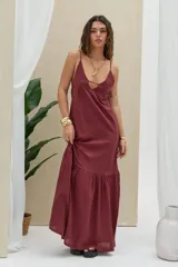 Vestido largo bordó de corte amplio, con tirantes finos ajustables y falda con volados en la parte inferior.