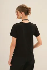 Remera de algodón color negro, con cuello redondo y mangas cortas. Presenta un estampado frontal de un tigre en tonos oscuros y texturas sutiles.