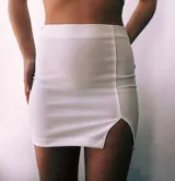 Minifalda negra de crepe, tiro alto, corte ajustado y tajo lateral.