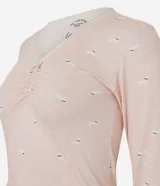 Pantalón de pijama tipo jogger confeccionado en viscolycra, con cintura elástica, cordón de ajuste y botamangas ajustadas. Presenta un estampado de perritos sobre una base de color rosado claro.