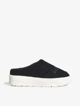 Mules Adidas Rivalry negras con suela de plataforma blanca.