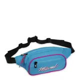 Riñonera deportiva color celeste con detalles en fucsia y negro. Presenta un compartimento principal con cierre y un bolsillo frontal con cierre, decorado con el nombre 'Miami' bordado y el logo de la NBA en el tirador.