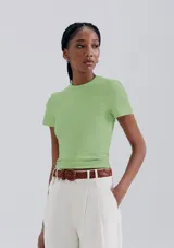 Top de manga corta, color negro, con cuello redondo y tejido acanalado.