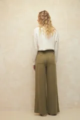 Pantalón de lino color verde oliva, de tiro alto y corte holgado.