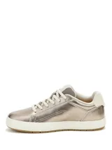 Championes urbanos Cat modelo Imply, confeccionados en cuero metalizado de color gris, con cordones blancos, suela de goma blanca y detalles de costuras pespuntadas.