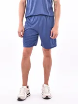 Short deportivo color azul, de tejido liso y ligero, con elástico en la cintura.