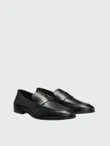 Mocasines de cuero negro BOSS, modelo Loafer Tumbled, con diseño clásico tipo penny loafer y suela plana.