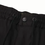 Short cargo negro Cat con cintura elástica y cordón de ajuste, múltiples bolsillos incluyendo bolsillos laterales con solapa y cierre de cremallera.